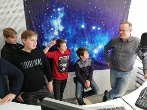 Schülerzeitung 2018/2019 2. Schülerzeitung 2018/2019 Besuch bei Radio IN / Galaxy